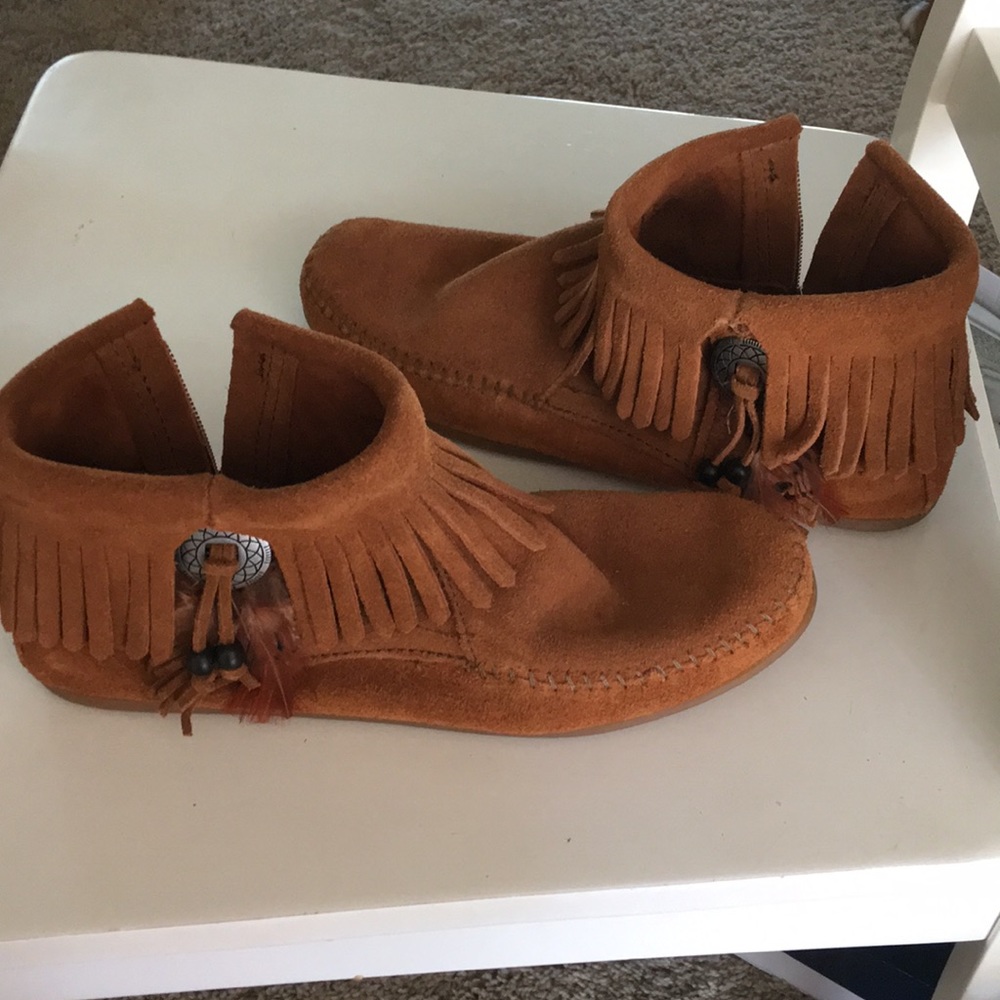 Minnetonka moccasin bootie w/feather fringe detail